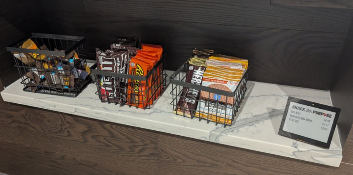 WAND 4.2-inch smart label showing snack names and prices beside a grab-and-go candy display